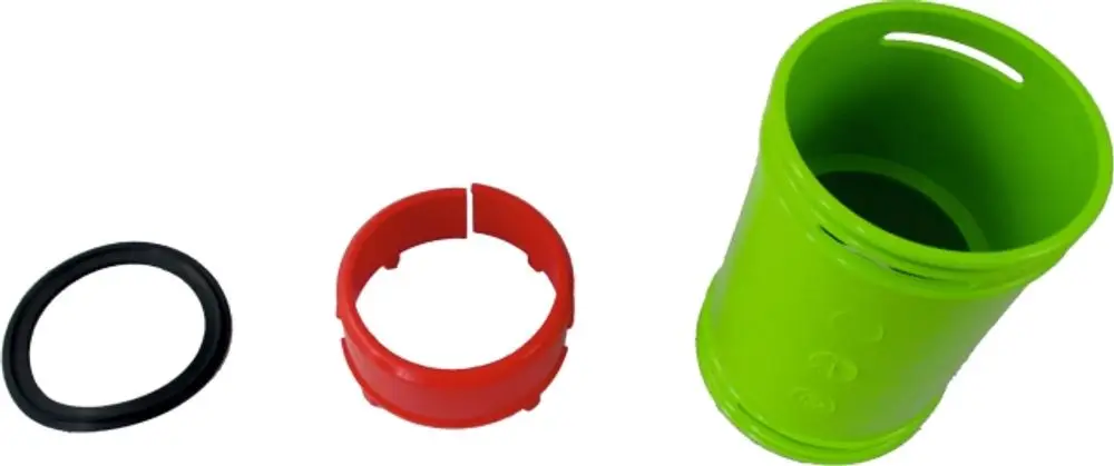 Klickverbinder-Set bestehend aus einem grünen Verbindungselement, einem roten Ring und einem schwarzen O-Ring, geeignet für Anwendungen mit Wolf-Systemen.